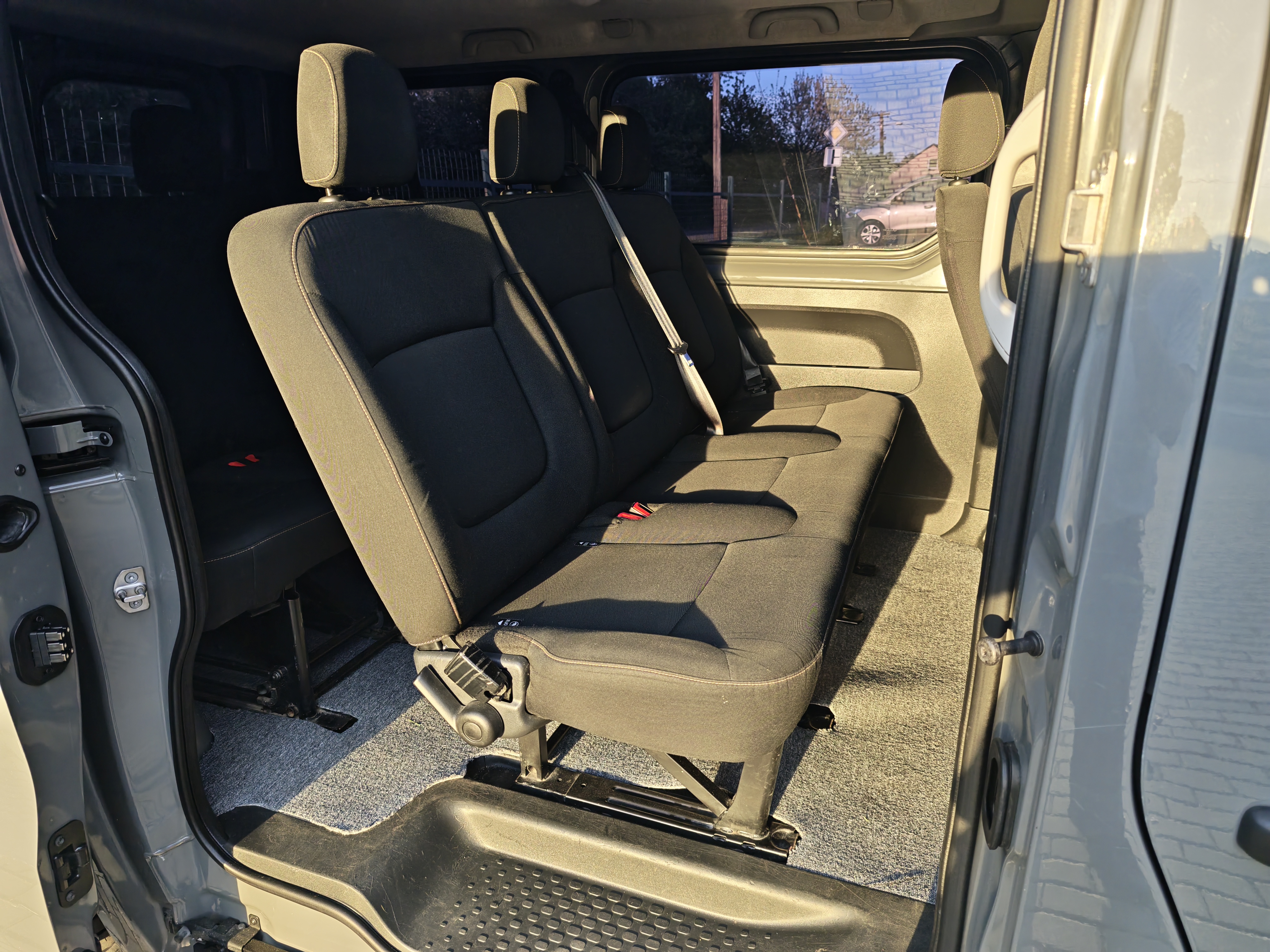 Renault Trafic III 1.6 dCi až pro 9 osob — foto 7
