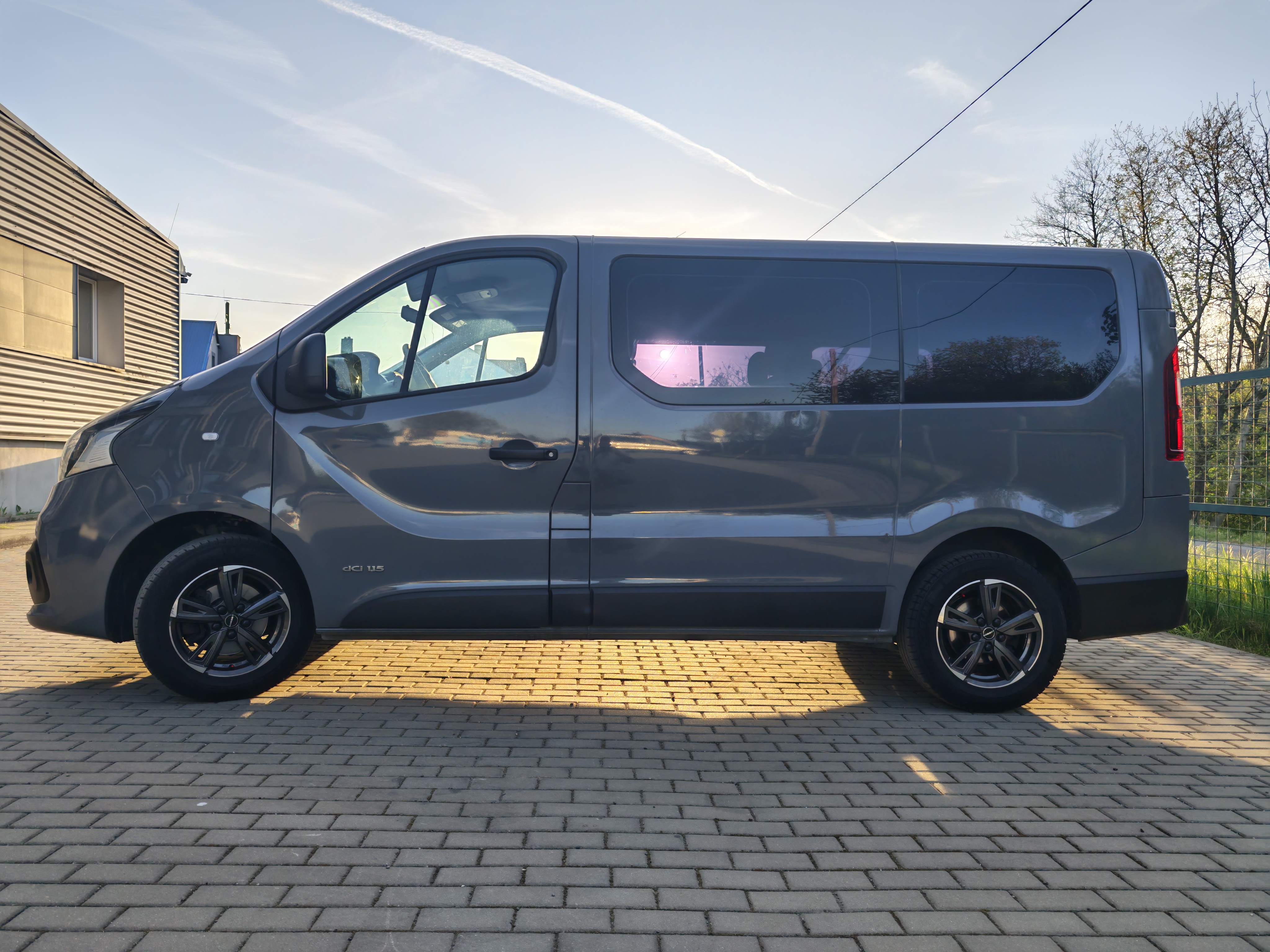 Renault Trafic III 1.6 dCi až pro 9 osob — foto 3