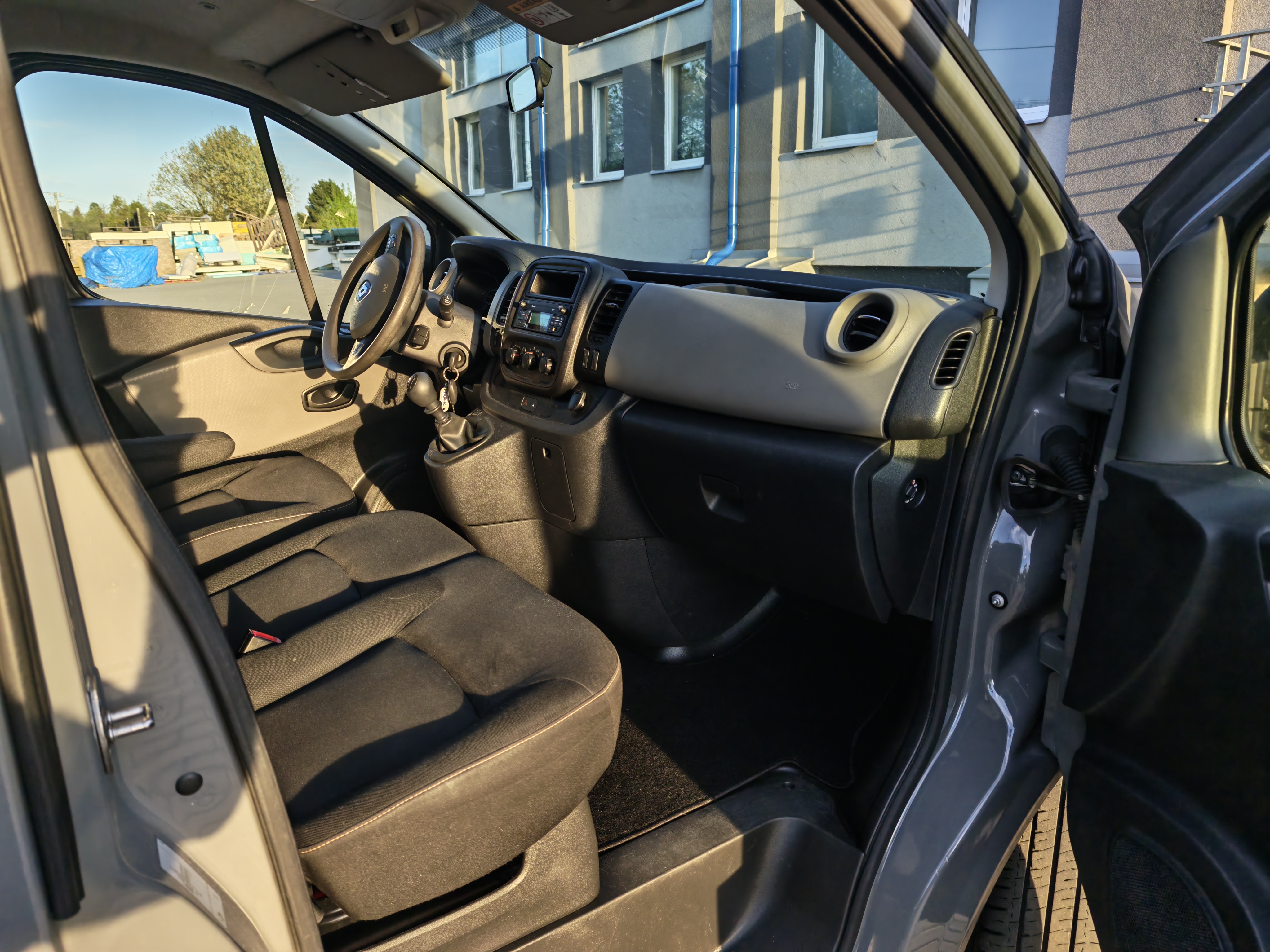 Renault Trafic III 1.6 dCi až pro 9 osob — foto 8