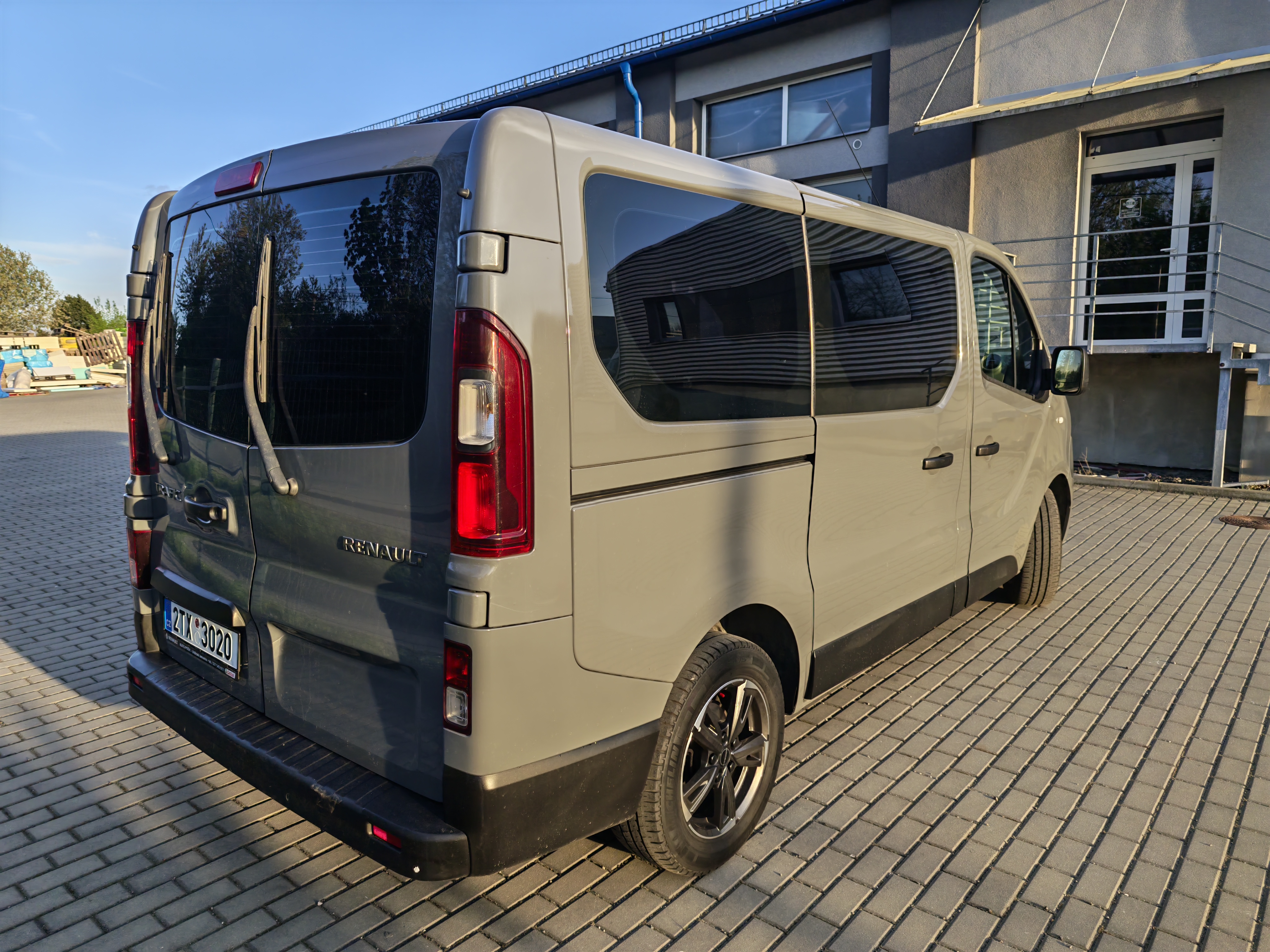 Renault Trafic III 1.6 dCi až pro 9 osob — foto 4