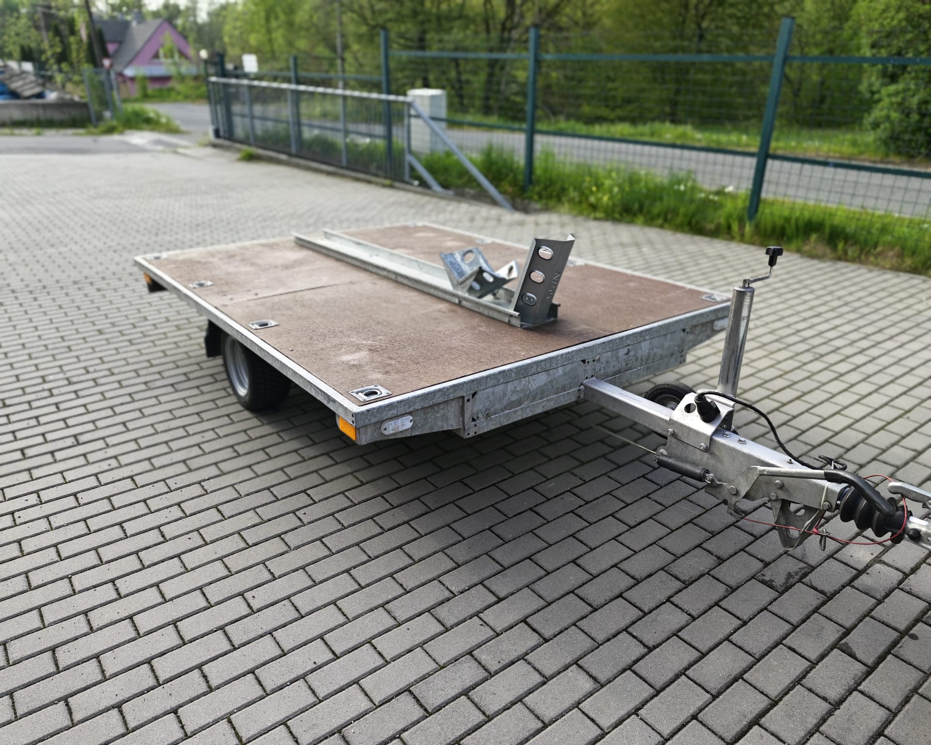 Vozík pro motorku, čtyřkolku nebo sekačku, plato brzděné skupina B, do 1350kg — foto 3