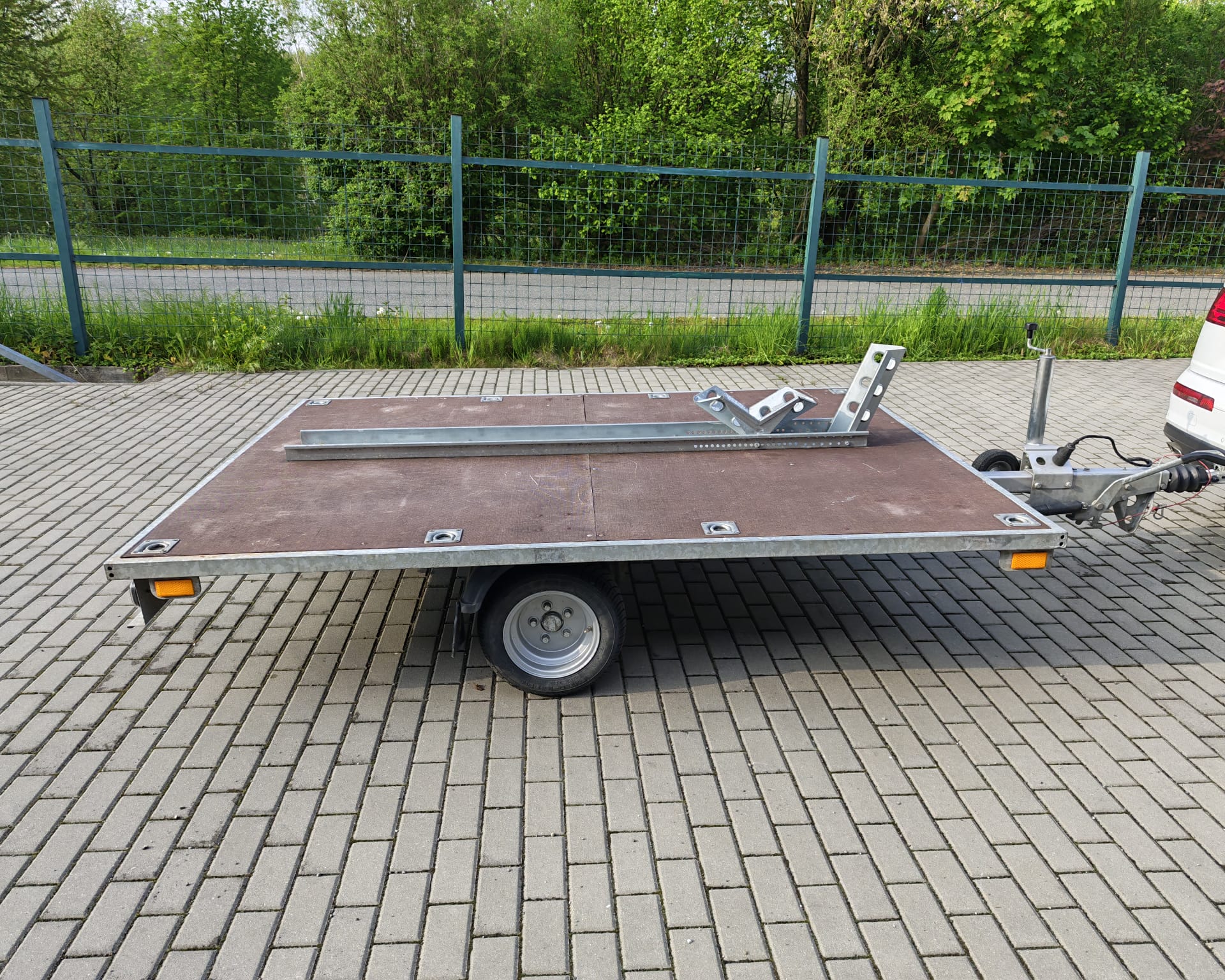 Vozík pro motorku, čtyřkolku nebo sekačku, plato brzděné skupina B, do 1350kg — foto 2