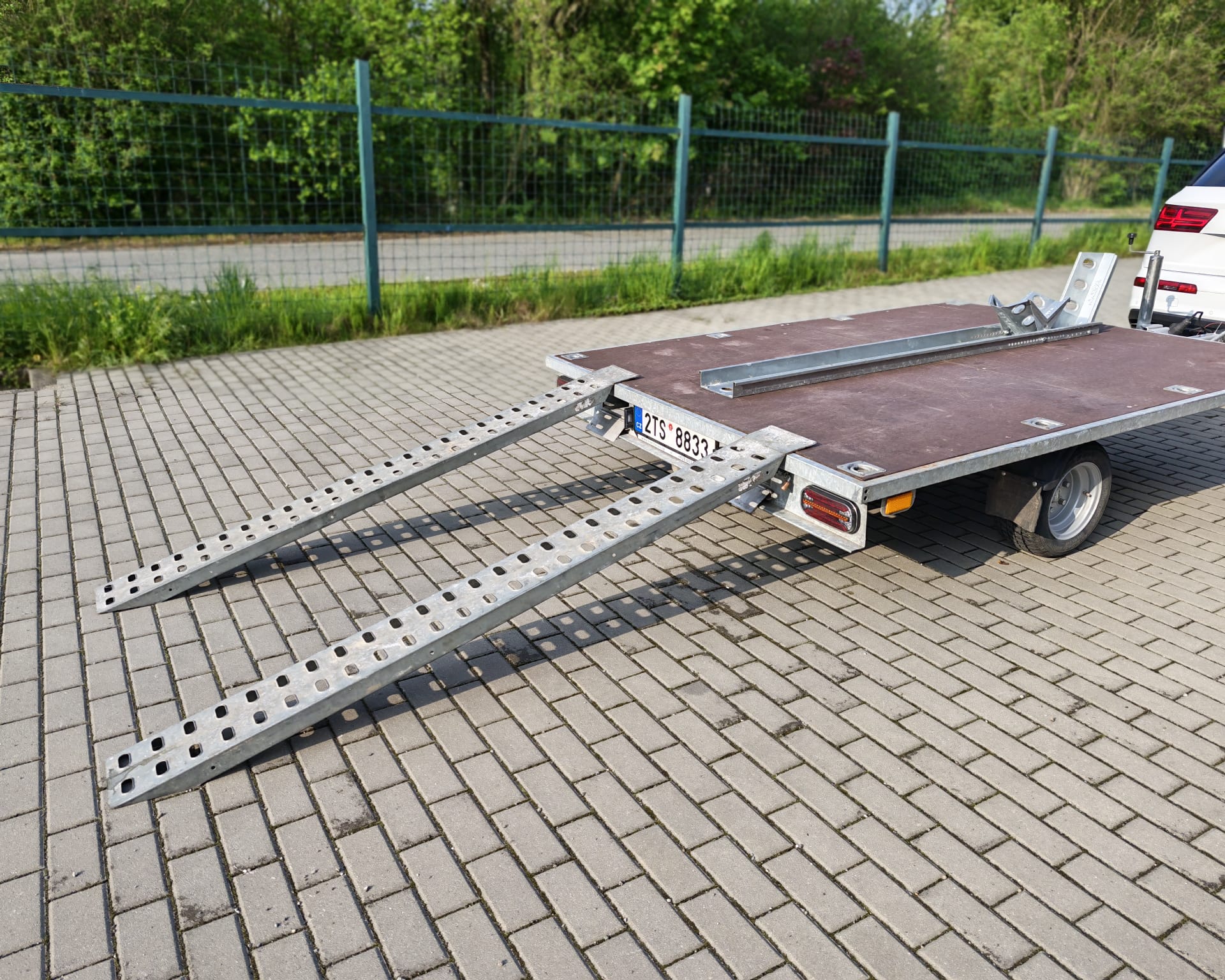 Vozík pro motorku, čtyřkolku nebo sekačku, plato brzděné skupina B, do 1350kg — foto 4